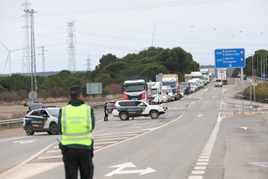 Fotos de los cortes de carreteras en Castejón y Ribaforada por loa agricultores