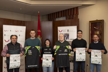 Floren Vizcay, Ibai Garjón, Sara Urkia, Alfredo Arruiz, Xabier Larraya y JKuanjo Vizcay, este 28 d de enero en la presentación del VII Hiru Herri Trail.