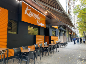 El exterior del restaurante Kungfu Ramen, con terraza