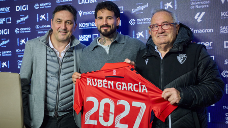 Braulio Vázquez, Rubén García y Luis Sabalza posan tras la renovación del jugador con una camiseta de Osasuna con el número 2027, año hasta el que será rojillo