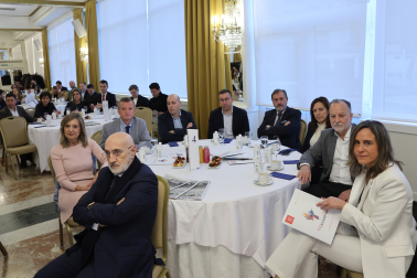 En primer plano, Luis Solla (Nordex Electrolyzers), tras él y de izquierda a derecha, Cristina Ibarrola (UPN), Iñaki Larraya (Sodena), Santiago Osés (Rockwool), Patxi Pastor (El Navarrico), Patxi Pérez (Asociación de Periodistas), Celia Torío (Caixabank), Albéniz y Alicia Nicolás (grupo La Información).
