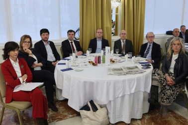 De izquierda a derecha, Marialuz Vicondoa (Diario de Navarra), Esther Fernández (SNE), Guillermo García (Jata Electrodomésticos), Ignacio Ugalde (Anel), Pablo Andoño (CaixaBank), Miguel Ángel Riezu (Diario de Navarra), Aladino Colín y Garbiñe Basterra (Gobierno de Navarra).