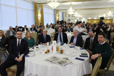 De izquierda a derecha, Policarpo Aroca (Grant Thorton), Miriam Martón (Gobierno de Navarra), Carlos Fernández Valdivielso (CEN), Carlos Sánchez Mitelbrum (Caixabank), José Manuel Erro (grupo La Información),  Iñigo Arruti (Gobierno de Navarra), Iñaki Ecay (Construcciones Ecay).