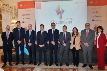 De izquierda a derecha, Jorge M. Apesteguía (Grant Thorton), Erik Zalaba (Zabala Innovation), Alfonso Bañón (grupo La Información), Oriol Aspachs (CaixaBank Research), Michael Hobusch (Volkswagen Navarra), Mikel Irujo (Gobierno de Navarra), Isabel Moreno (CaixaBank), Antonio Sánchez (grupo Uvesa) y Marialuz Vicondoa (Diario de Navarra).
