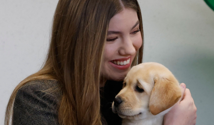 La infanta Sofía con uno de los cachorros