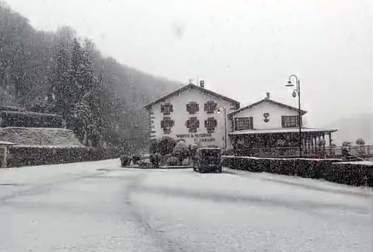 La nieve ha vuelto a hacer acto de presencia este sábado en el puerto de Belate. La carretera NA-1210, en la que se encuentra el hotel y restaurante Venta de Ulzama, se ha vuelto a cubrir de blanco  en una jornada en las que las nevadas son especialmente importantes en la zona del Pirineo.
