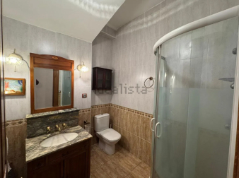 La vivienda cuenta con un baño, aunque se podría ejecutar una reforma para dotar a la vivienda de un segundo aseo