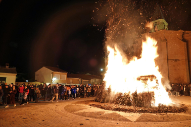 Hoguera y reparto de roscos en la víspera de San Blas en Milagro.