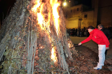 Hoguera y reparto de roscos en la víspera de San Blas en Milagro.