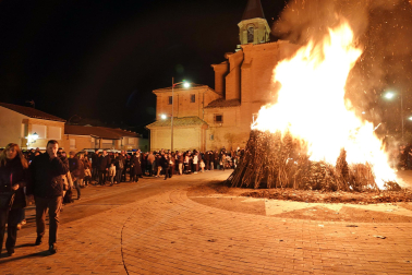 Hoguera y reparto de roscos en la víspera de San Blas en Milagro.