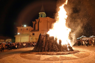 Hoguera y reparto de roscos en la víspera de San Blas en Milagro.