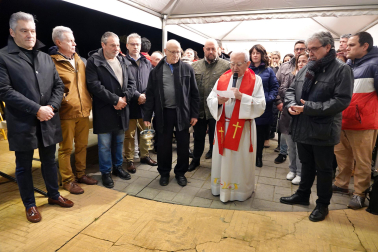 Hoguera y reparto de roscos en la víspera de San Blas en Milagro.