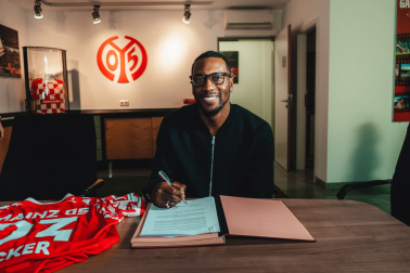 Sheraldo Becker, firmando su nuevo contrato
