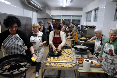 La Asociación de Mujeres de Burlada elabora las tradicionales rosquillas de San Blas.