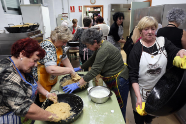La Asociación de Mujeres de Burlada elabora las tradicionales rosquillas de San Blas.