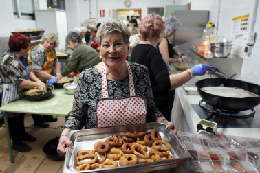 La Asociación de Mujeres de Burlada elabora las tradicionales rosquillas de San Blas.