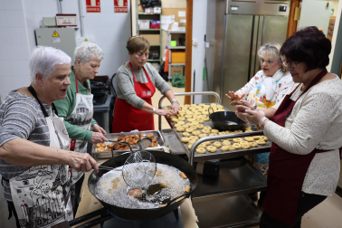 La Asociación de Mujeres de Burlada elabora las tradicionales rosquillas de San Blas.