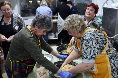 La Asociación de Mujeres de Burlada elabora las tradicionales rosquillas de San Blas.