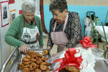 La Asociación de Mujeres de Burlada elabora las tradicionales rosquillas de San Blas.