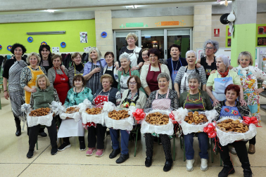 La Asociación de Mujeres de Burlada elabora las tradicionales rosquillas de San Blas.