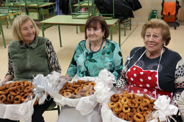 La Asociación de Mujeres de Burlada elabora las tradicionales rosquillas de San Blas.