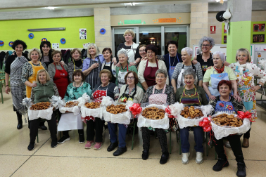 La Asociación de Mujeres de Burlada elabora las tradicionales rosquillas de San Blas.