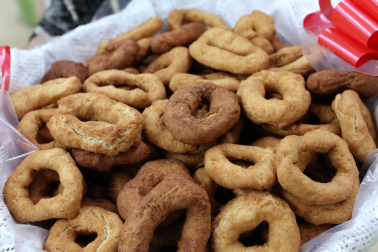 La Asociación de Mujeres de Burlada elabora las tradicionales rosquillas de San Blas.