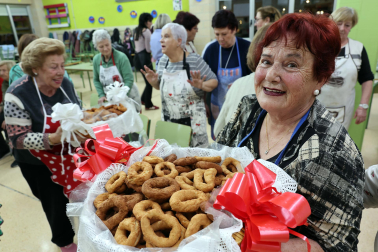 La Asociación de Mujeres de Burlada elabora las tradicionales rosquillas de San Blas.