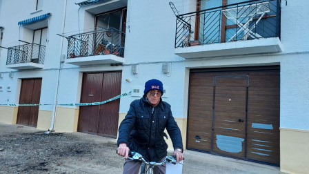 Vitorino, uno de los vecinos de la urbanización de Obanos en la que este lunes se produjo una fuerte explosión, frente a la casa afectada