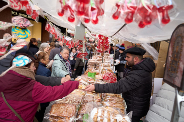 Fotos del tradicional mercadillo de San Blas en Pamplona