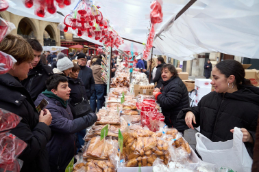 Fotos del tradicional mercadillo de San Blas en Pamplona