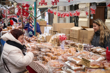 Fotos del tradicional mercadillo de San Blas en Pamplona