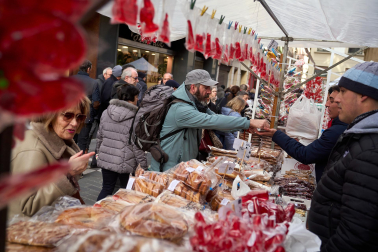 Fotos del tradicional mercadillo de San Blas en Pamplona