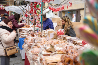 Fotos del tradicional mercadillo de San Blas en Pamplona
