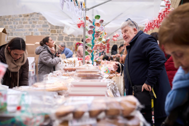 Fotos del tradicional mercadillo de San Blas en Pamplona