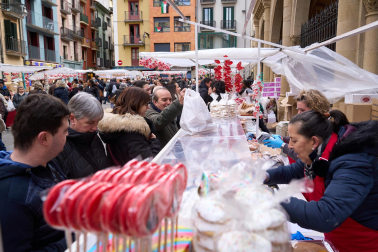 Fotos del tradicional mercadillo de San Blas en Pamplona