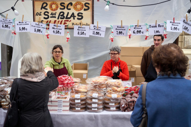 Fotos del tradicional mercadillo de San Blas en Pamplona