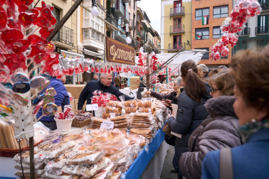 Fotos del tradicional mercadillo de San Blas en Pamplona