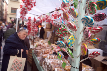 Fotos del tradicional mercadillo de San Blas en Pamplona