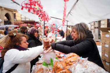 Fotos del tradicional mercadillo de San Blas en Pamplona
