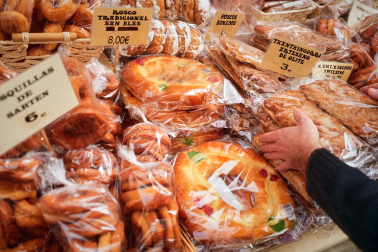 Fotos del tradicional mercadillo de San Blas en Pamplona