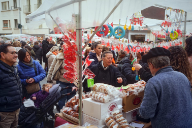 Fotos del tradicional mercadillo de San Blas en Pamplona
