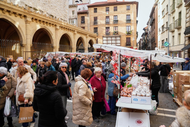 Fotos del tradicional mercadillo de San Blas en Pamplona