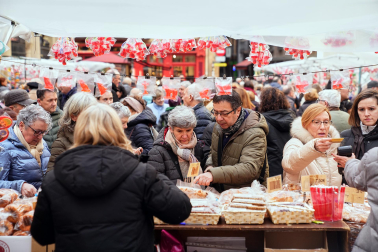Fotos del tradicional mercadillo de San Blas en Pamplona