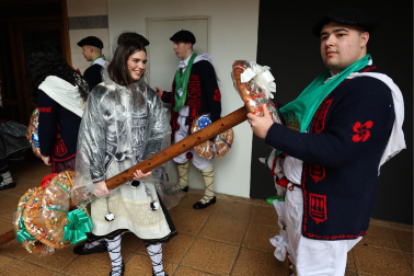 Día de los Quintos por Santa Águeda en Alsasua.