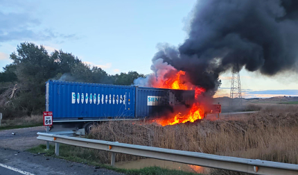 El camión implicado en la colisión de la N-121 en el tramo entre Caparroso y Los Abetos, incendiado tras el accidente