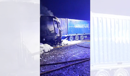 Bomberos de Navarra trabajaron en el lugar del accidente en el que un coche y un vehículo pesado colisionaron, con el resultado de una mujer herida grave.