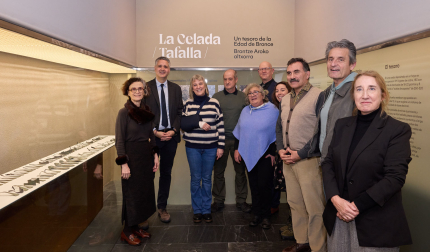 Arqueólogos y responsables del Gobierno foral, en el espacio de la microexposición