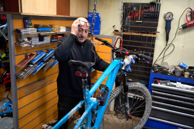 El experto comprueba una bicicleta