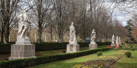 Fotos de la finalizaciòn del traslado de las estatuas del Paseo de Sarasate a los jardines de la Taconera
